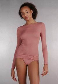 Langsleeve top in stof in een gedempte roos, gemaakt van zachte stof, met een getailleerd ontwerp en een bateauhals. Gepaard met een bijpassend bikinionderdeel.