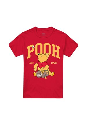 Rotes T-Shirt mit Winnie Puuh, der sitzt und Honigtöpfe hält, eine Biene fliegt neben dem Wort "POOH" und "Est 1926" ist darüber gedruckt.