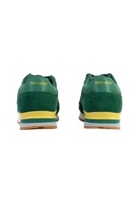 Zapatillas verdes con un upper texturizado, que presentan detalles amarillos en el talón, una media suela blanca y una suela exterior de goma.