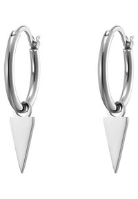 Orecchini a cerchio in argento con una finitura lucida e un pendente triangolare appeso a ciascun cerchio, creando un design geometrico.