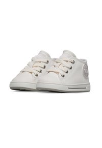 Scarpe da ginnastica bianche in tela con punta arrotondata, design con lacci e suola testurizzata. Presentano un logo laterale e un collarino imbottito.