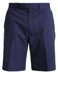 Marinblå shorts i mjukt, texturerat tyg; har ett midjeband med bältesöglor, framåtriktade veck och sidofickor.