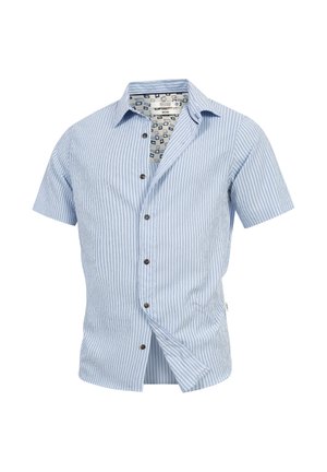 Camisa azul claro de manga corta con botones, con finas rayas verticales blancas y un cuello interior con estampado, mostrada parcialmente desabrochada.