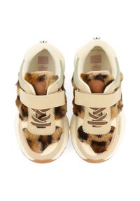Sneakers beige con dettagli in pelliccia a motivo leopardato, dotate di una fascia in velcro, superficie texture e lacci tondi. Suola in gomma.