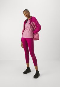 ASICS CORE TOP - Tekninen t-paita - soft berry
