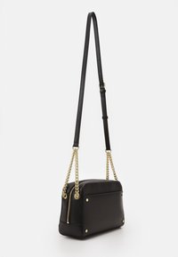Borsa a mano in ecopelle nera con una forma rettangolare strutturata, dettagli in catena dorata e chiusura con zip. Dotata di tracolla regolabile.