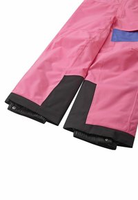 Rosa wasserdichte Hose mit schwarzen Akzenten, ausgestattet mit elastischen Bündchen und einem reflektierenden Detail am unteren Bein für bessere Sichtbarkeit.