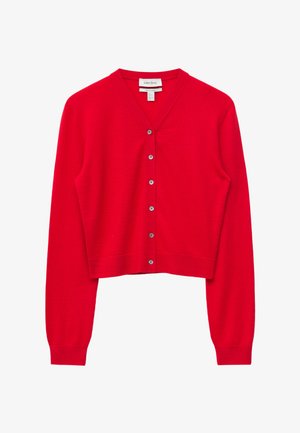 Cardigan court rouge à manches longues avec col en V et six boutons à l'avant, présenté à plat sur un fond blanc.