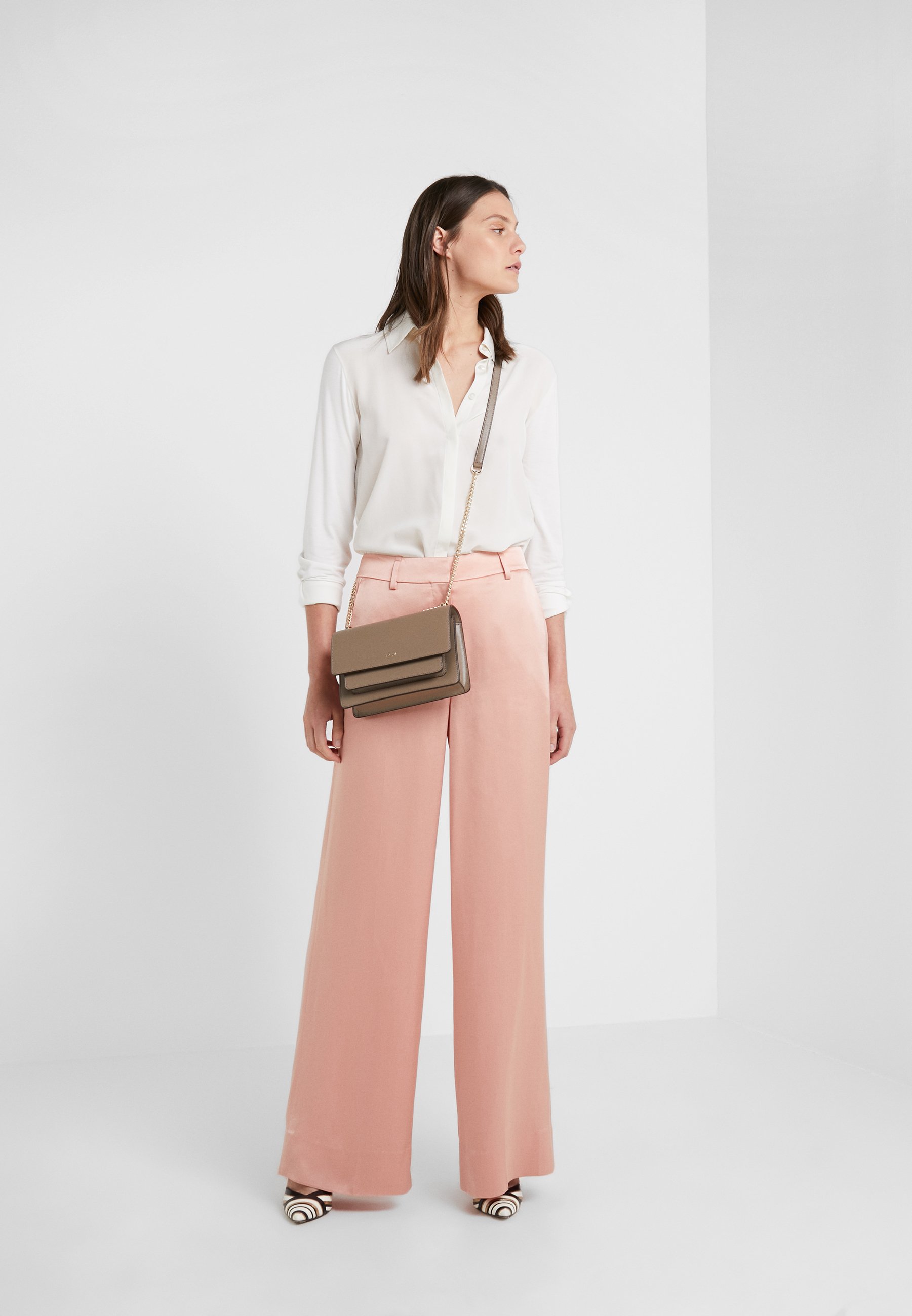 DKNY BRYANT SMALL CHAIN FLAP Axelremsväska mushroom DKNY BRYANT SMALL CHAIN FLAP Axelremsväska mushroom