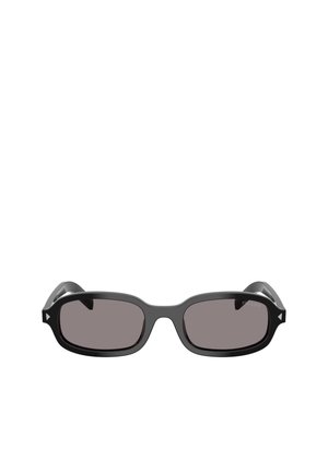 Lunettes de soleil rectangulaires noires avec verres foncés et montures épaisses, avec des détails triangulaires subtils près des charnières.