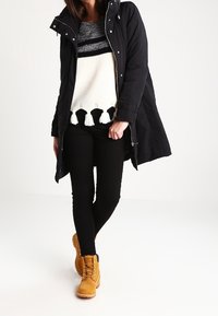 KIOMI Pitkä takki - black