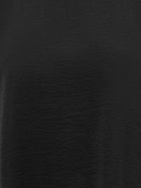 Tissu noir uni avec une texture douce légèrement froissée, probablement une pièce de vêtement comme un T-shirt ou un sweat-shirt.