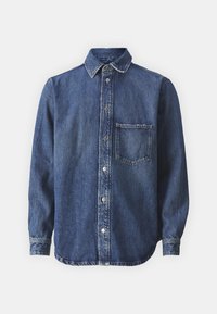 Camicia di jeans, blu scuro, con bottoni sul davanti, maniche lunghe, colletto a punta, taschino sul petto, texture leggermente sbiadita, con dettagli di cucitura visibili.