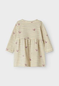 Camiseta de manga larga para niños en color crema con rayas horizontales negras y patrones de corazones rosas, con cintura fruncida y escote redondo.