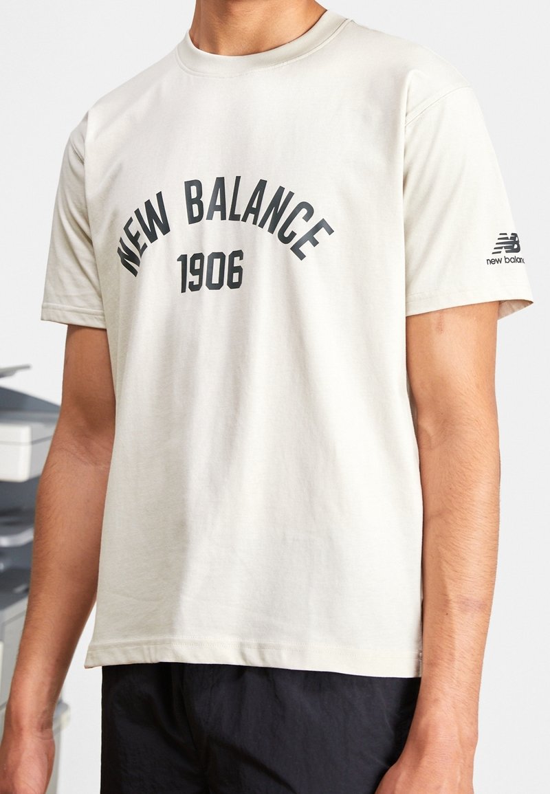 New Balance T-shirt med print - mottled light grey