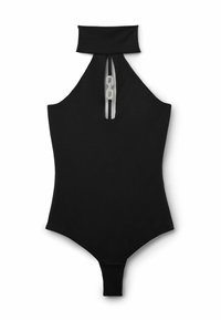 Sort halterneck bodysuit med en rygslids, der har en sølvkæde detalje. Glat tekstur, tætsiddende design og højt skårne benåbninger.