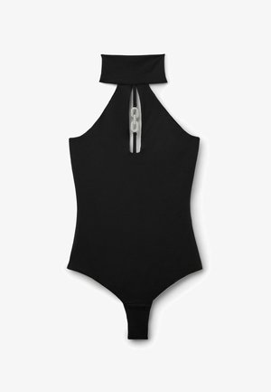 Schwarzer Halsband-Bodysuit mit einem Rückenschlitz und silbernem Kettenakzent. Glatte Textur, enganliegendes Design und hohe Beinschnitte.