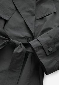 Trenci - black