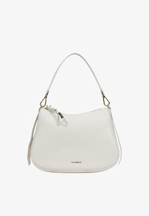 Hvid skuldertaske i læder med buet form, guldfarvede spænder, lynlåslukning og lille guld logo på forsiden.