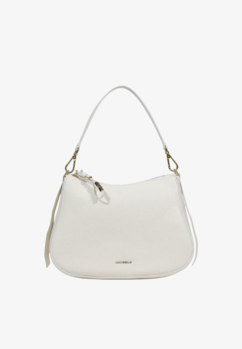 Sac à bandoulière en cuir blanc à forme courbée, attaches à fermoir doré, fermeture éclair et petit logo de marque doré à l'avant.