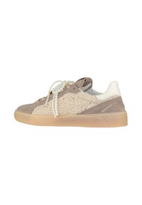 Sneakers con una toma di suede beige e marrone, caratterizzati da un pannello cremoso texturizzato, suola trasparente e lacci simili a perle.