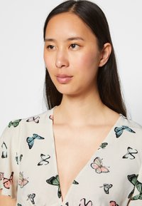 NA-KD FRONT ROUCHING FRILL - T-shirt estampada - multi-coloured