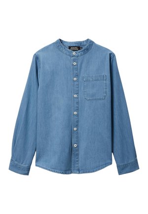 Chemise en denim bleu clair à manches longues avec col mao, boutons sur le devant et une poche poitrine unique sur un fond blanc.