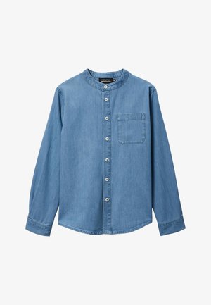 Chemise en denim bleu clair à manches longues avec col mao, boutons sur le devant et une poche poitrine unique sur un fond blanc.
