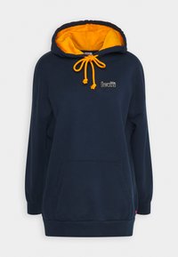 Sudadera azul marino con capucha forrada de un brillante color amarillo, cordones ajustables y bolsillo frontal tipo pouch. Presenta un pequeño logo bordado.