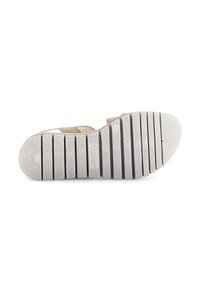 Brun lädersandal med vit gummisula, som har texturerade spår för grepp och präglad logotyp, designad för komfort och stabilitet.