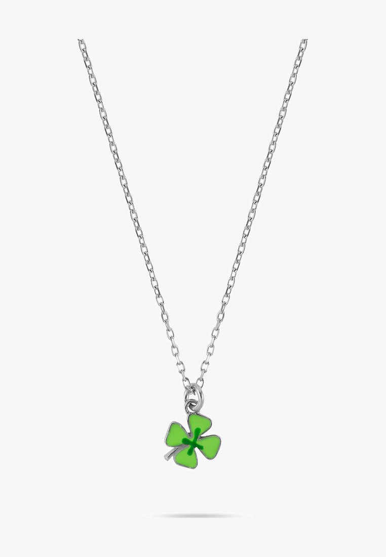 Zilveren ketting met een groene klavertje vier hanger, afgewerkt met glanzende emaille en subtiele details op de bladeren.
