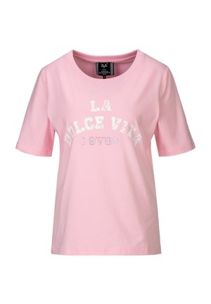 T-shirt rose à manches courtes avec col rond, avec un texte blanc usé "LA DOLCE VITA 19V69" sur le devant.