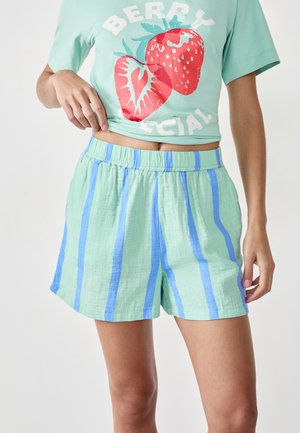 Pantaloni corti verde chiaro con strisce blu verticali, realizzati in tessuto testurizzato. Vita elastica, vestibilità ampia e lunghezza sopra il ginocchio.