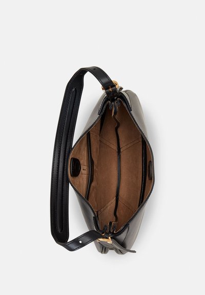 Bolso de mano de cuero negro con un exterior suave, que cuenta con un interior marrón y múltiples compartimentos. Incluye una correa de hombro desmontable y herrajes dorados.