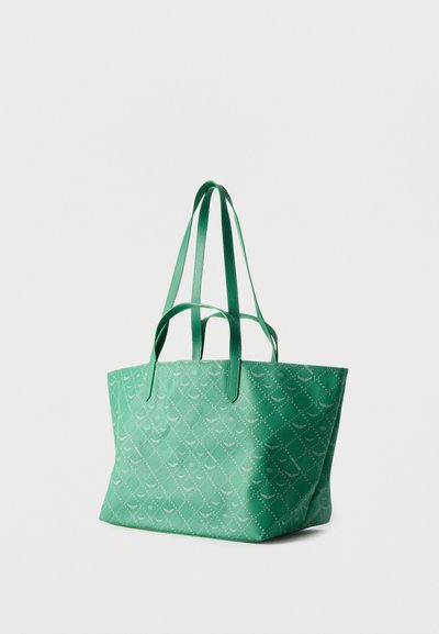Πράσινη τσάντα ώμου με δύο κοντές και δύο μακριές λαβές, με ένα διακριτικό επαναλαμβανόμενο μοτίβο σε υφή υλικού, εμφανιζόμενη σε λευκό φόντο.