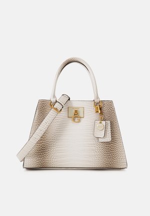 Biała i beżowa torebka o wzorze krokodyla, z górnymi uchwytami, odpinanym paskiem oraz złotym logo Guess i złotymi elementami metalowymi.