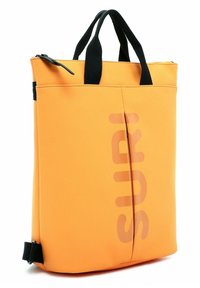 Pomarańczowa torba na ramię wykonana z trwałego materiału, z minimalistycznym wzorem, czarnymi uchwytami u góry oraz dużym nadrukowanym logo z przodu.
