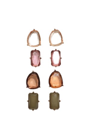 Deux paires de chacun des quatre styles différents de clous d'oreilles en pierres précieuses dans des nuances de rose, ambre et vert avec des montures dorées, disposées verticalement.