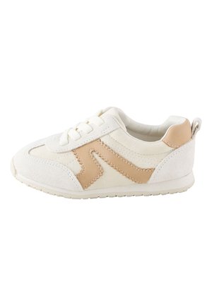 Biało-beżowe niskie sneakersy z wiązaniem z przodu, teksturowaną podeszwą i kontrastowym paskiem bocznym, na białym tle.