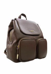 Zaino in pelle marrone con chiusura a patta, due tasche frontali con zip e accessori in tono oro. Design strutturato con manico superiore per il trasporto.
