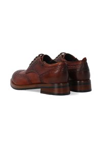 Braune Leder-Brogueschuhe mit detaillierten Perforationen, runder Fußspitze und gestapeltem Holzabsatz, entworfen mit einem klassischen Schnürverschluss.