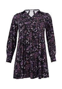 Langærmet kjole i sort stof med et farverigt blomster paisley mønster i lilla og hvid, med krave med knapper og samlet talje.