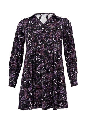 Langærmet kjole i sort stof med et farverigt blomster paisley mønster i lilla og hvid, med krave med knapper og samlet talje.