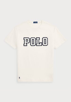 Weißes Baumwoll-T-Shirt mit großem Aufdruck "POLO" in dunkelblauen Buchstaben über der Brust und kleinem dunkelblauen Logo am Saum. Klassisches Rundhalsausschnitt-Design.
