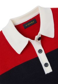 Rood, wit en marineblauwe gestreepte polo; heeft een witte kraag, zwarte knopen en een PIOMBO-label gestikt aan de halslijn.