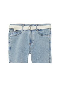 Jasnoniebieskie szorty dżinsowe z surowym wykończeniem, posiadające pięć kieszeni oraz kremowy, pleciony pasek z okrągłą klamrą.