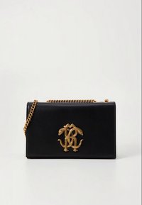 Borsa a mano in pelle nera con un logo dorato testurizzato, forma rettangolare e tracolla a catena dorata. Finitura liscia con linee pulite.