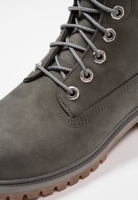 Timberland ICONIC CLASSICS 6 INCH PREMIUM WP BOOT - Botines con cordones - coal