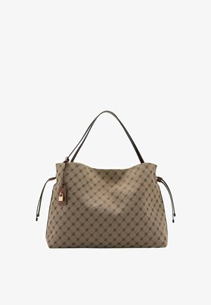 Beżowa torba na ramię z ciemnobrązowym powtarzającym się wzorem, cienkimi ciemnymi uchwytami, bocznymi troczkami i małym dołączonym brelokiem w kształcie kłódki.