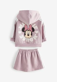 Lyserød hoodie med hætte, med et Minnie Mouse motiv og hvide detaljer. Sættes sammen med en matchende lyserød nederdel.
